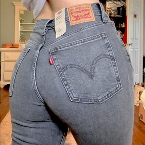 SUPER FLATTERING high waisted wedgie levi jeans!